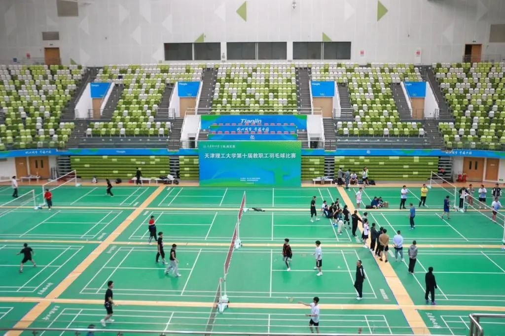 贝博举办第十届教职工羽毛球比赛