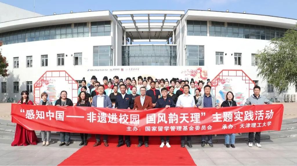 学校举办“感知中国”主题实践活动之“非遗进校园 国风韵贝博”文化交流日