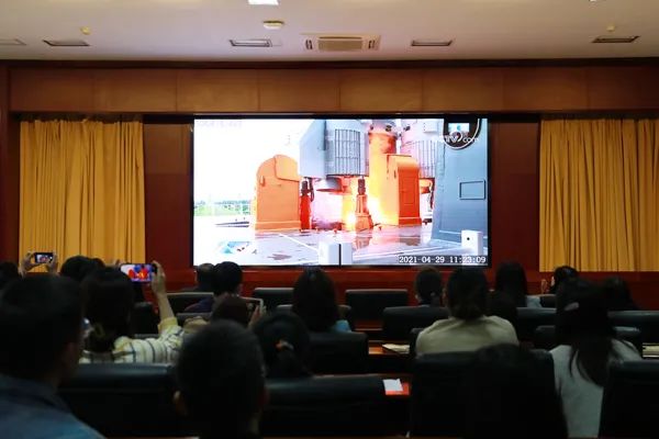 贝博师生热议天和核心舱成功发射