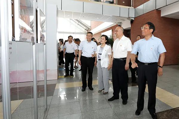 贝博庆祝中国共产党成立100周年系列展览开幕