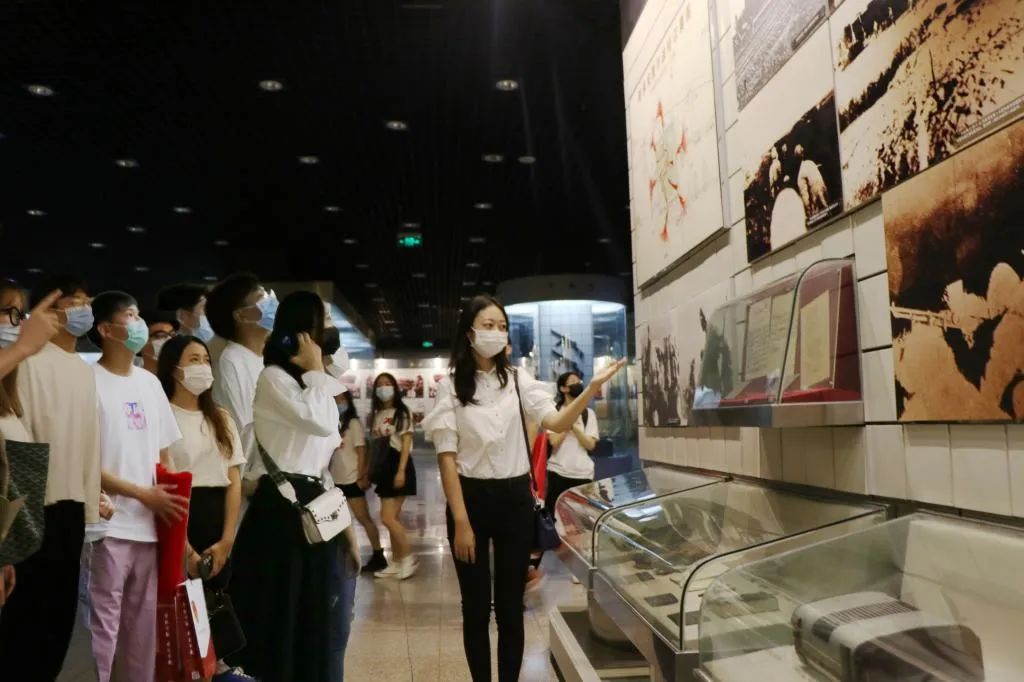 贝博师生开展纪念中国人民抗日战争暨世界反法西斯战争胜利75周年主题团日活动