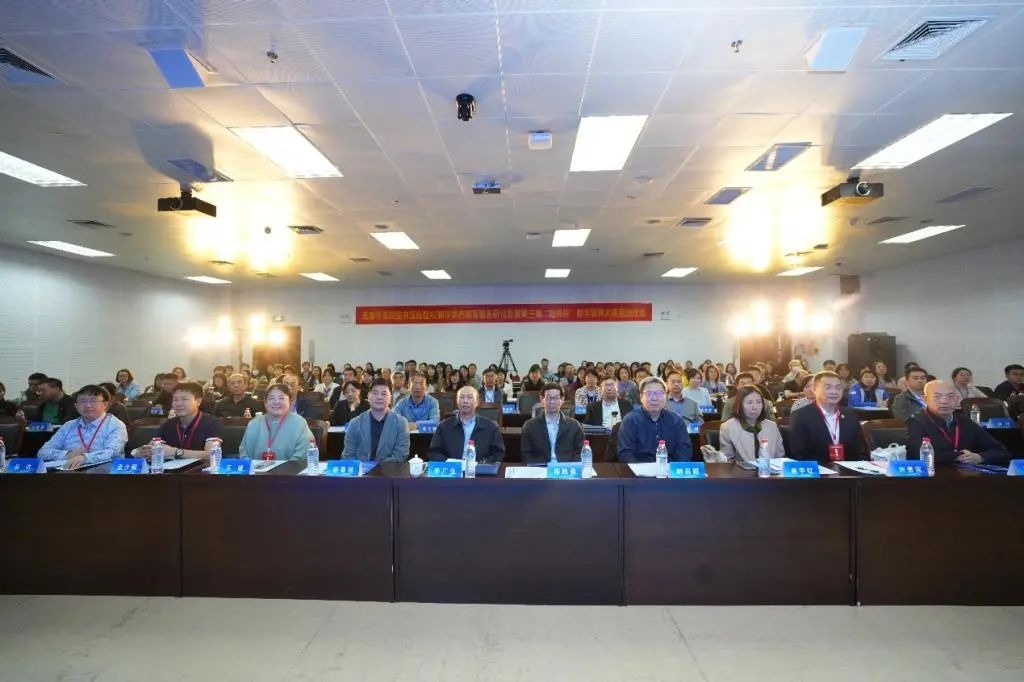  天津市高校图书馆新型AI数字素养教育服务研讨会在贝博举办