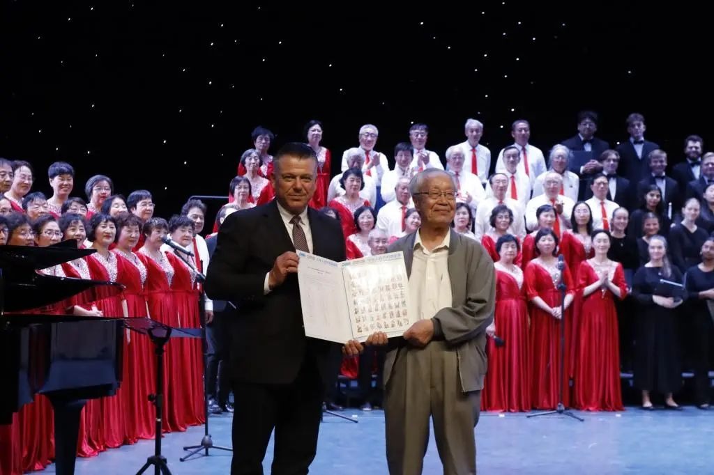 中加师生同唱一首歌 两校友谊共叙几代情