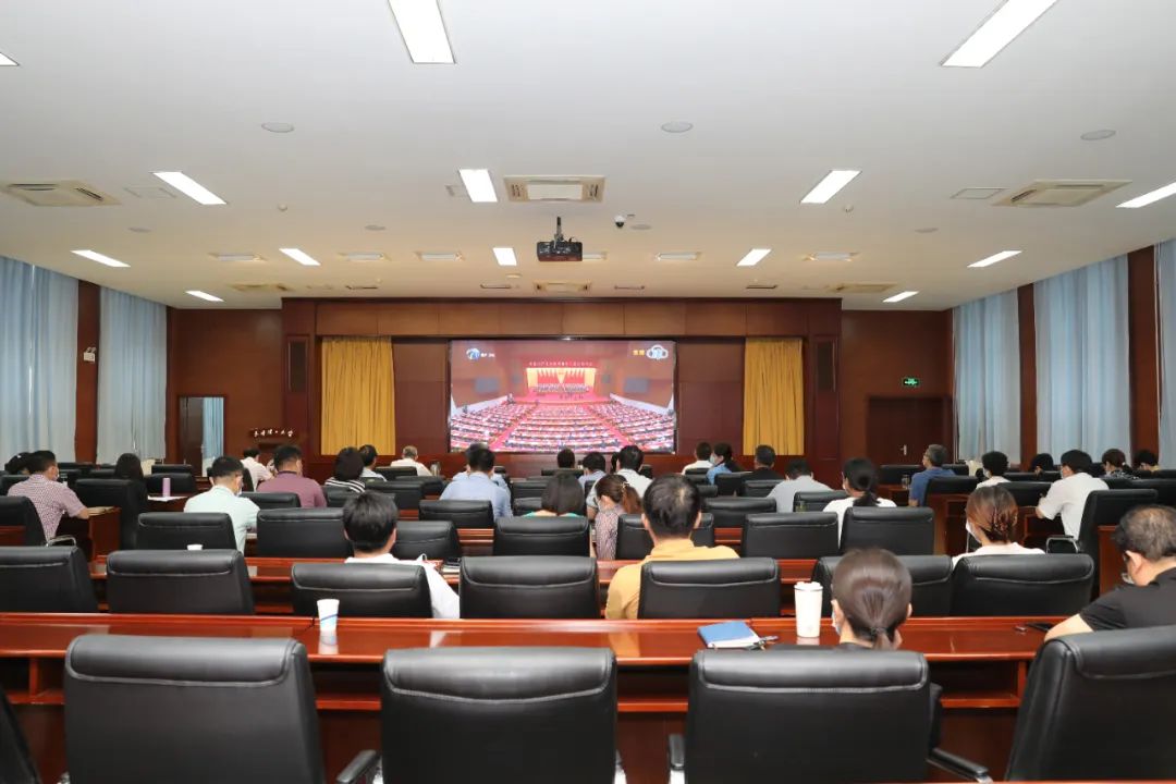 贝博广大党员干部教师认真收听收看市第十二次党代会开幕式直播