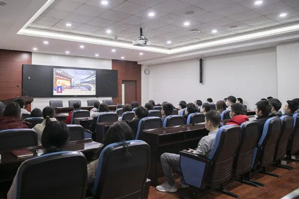 贝博师生关注两会盛况 热议政府工作报告