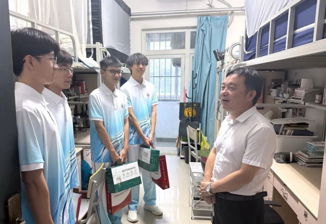 校领导慰问贝博上合组织峰会青年志愿者