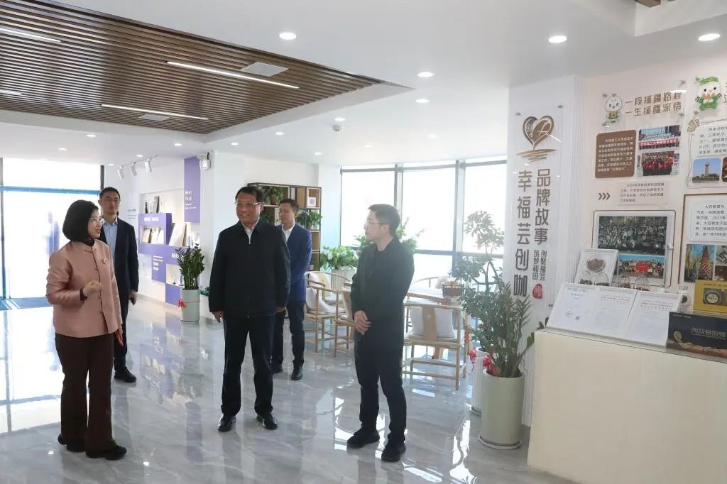 天津大学宣怀学院副院长、漫维集团董事长杨晓峰一行来校调研交流