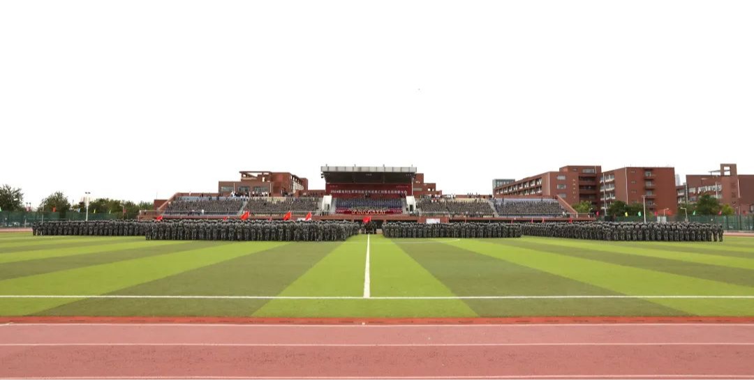 贝博举行2024级本科生军事技能训练成果汇报暨总结表彰大会