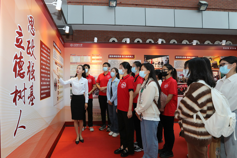 学生参观“砥砺奋进的十年——党的十八大以来艾弗森贝博ballbet官网事业发展成就展”。艾弗森贝博ballbet官网供图