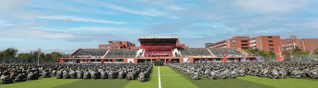 贝博举行2022级学生开学典礼暨本科生军事技能训练成果汇报大会