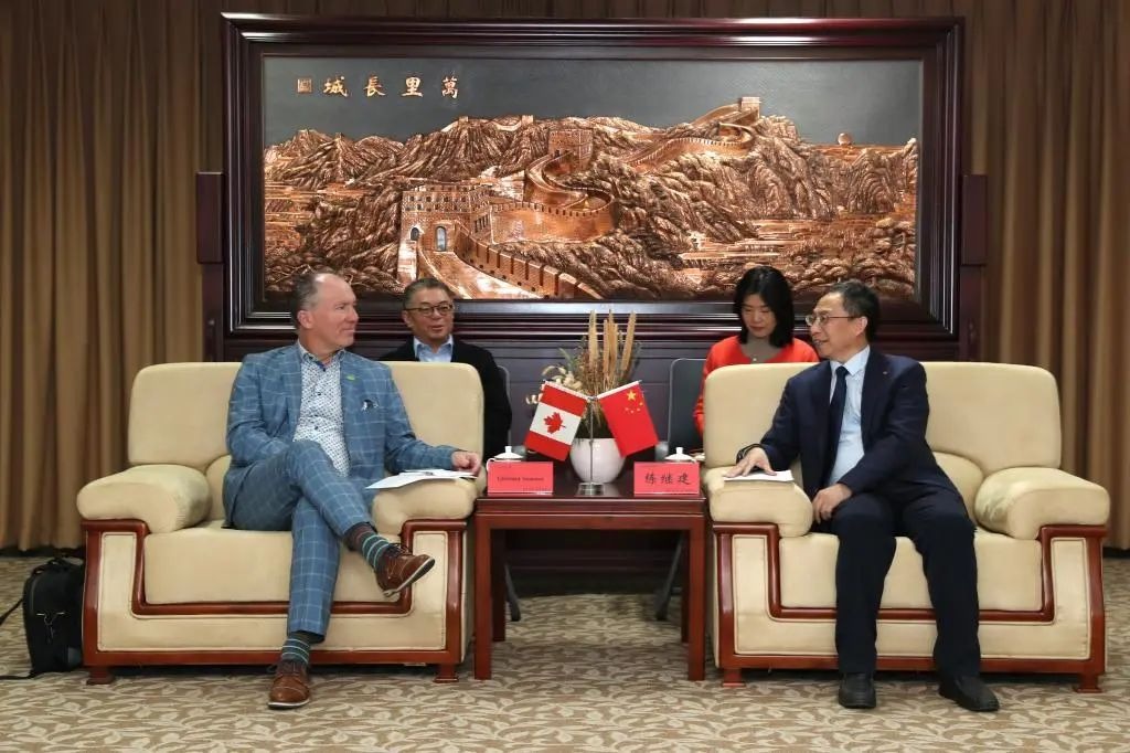 加拿大魁北克大学席库提米分校校长团来访贝博